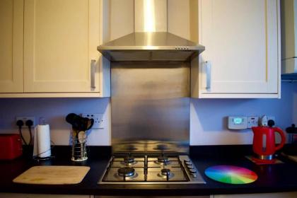 Welcoming and Homely 2 Bed in Central Location - image 15