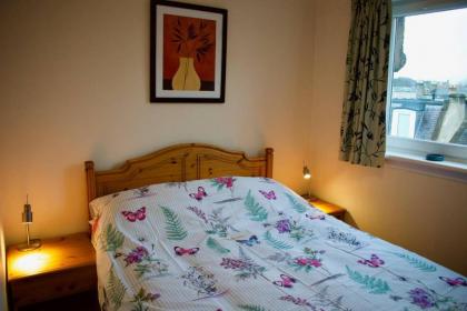 Welcoming and Homely 2 Bed in Central Location - image 17