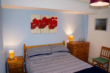 Welcoming and Homely 2 Bed in Central Location - image 18