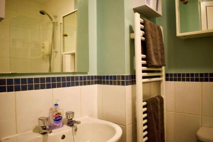 Welcoming and Homely 2 Bed in Central Location - image 19