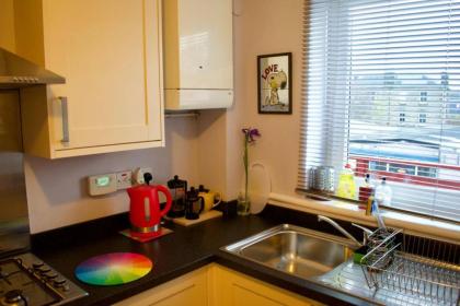 Welcoming and Homely 2 Bed in Central Location - image 2