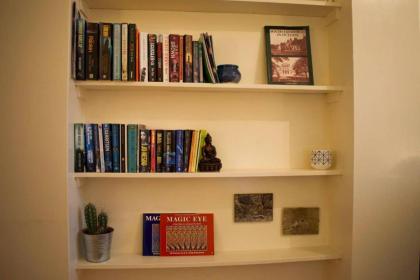 Welcoming and Homely 2 Bed in Central Location - image 9