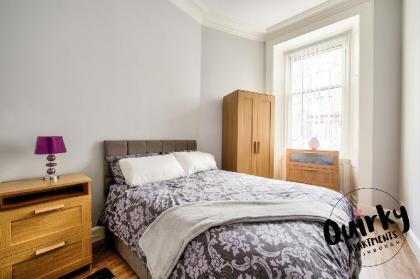 Edinburgh Luxury Central Apartment w/ Free Parking - image 3