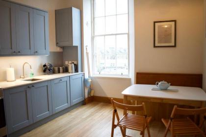 Traditional Luxury Apartment Sleeps 10 Guests - image 1