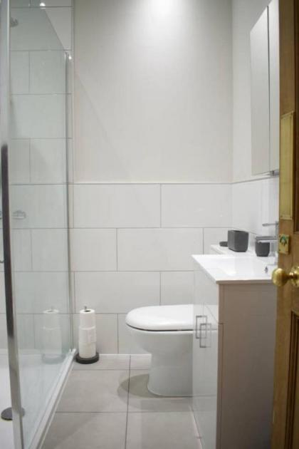 Traditional Luxury Apartment Sleeps 10 Guests - image 10