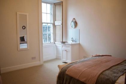 Traditional Luxury Apartment Sleeps 10 Guests - image 11