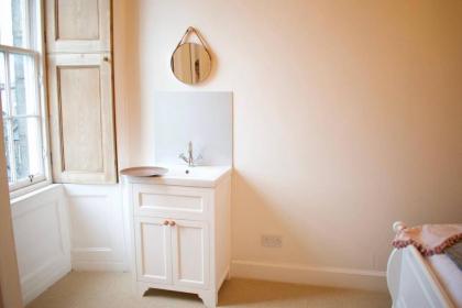Traditional Luxury Apartment Sleeps 10 Guests - image 15
