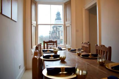 Traditional Luxury Apartment Sleeps 10 Guests - image 17