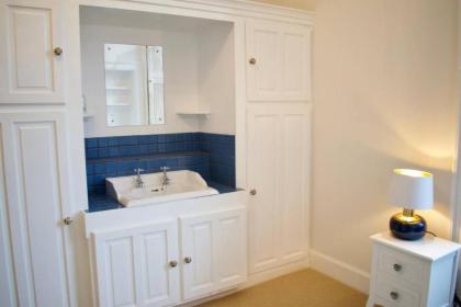 Traditional Luxury Apartment Sleeps 10 Guests - image 18