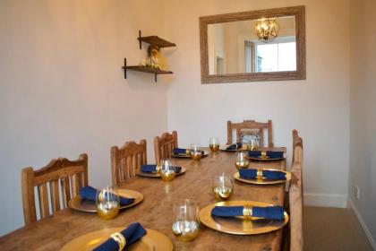 Traditional Luxury Apartment Sleeps 10 Guests - image 19