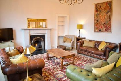 Traditional Luxury Apartment Sleeps 10 Guests - image 2
