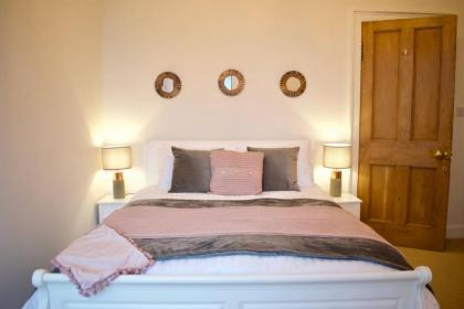 Traditional Luxury Apartment Sleeps 10 Guests - image 20