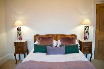 Traditional Luxury Apartment Sleeps 10 Guests - image 3