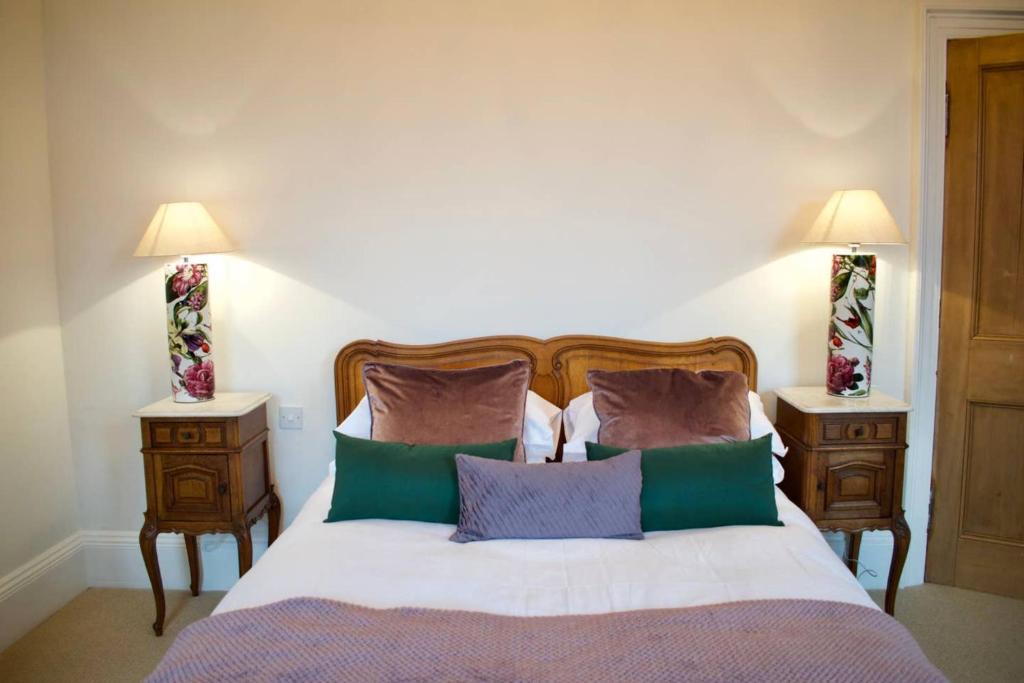 Traditional Luxury Apartment Sleeps 10 Guests - image 3