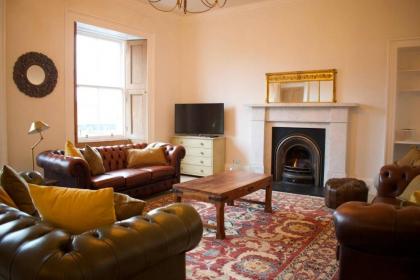 Traditional Luxury Apartment Sleeps 10 Guests - image 4