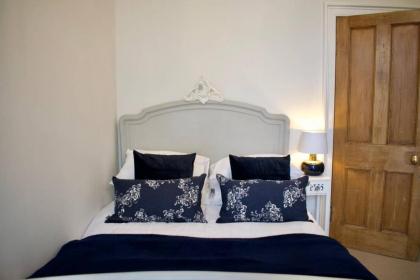 Traditional Luxury Apartment Sleeps 10 Guests - image 5
