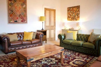 Traditional Luxury Apartment Sleeps 10 Guests - image 7
