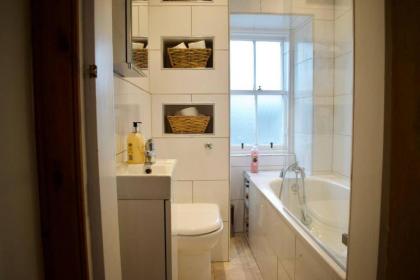 Traditional Luxury Apartment Sleeps 10 Guests - image 8