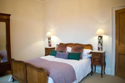 Traditional Luxury Apartment Sleeps 10 Guests - image 9
