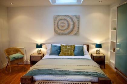 Unique Home In Vibrant Leith - image 2