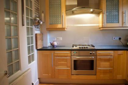 Unique Home In Vibrant Leith - image 4