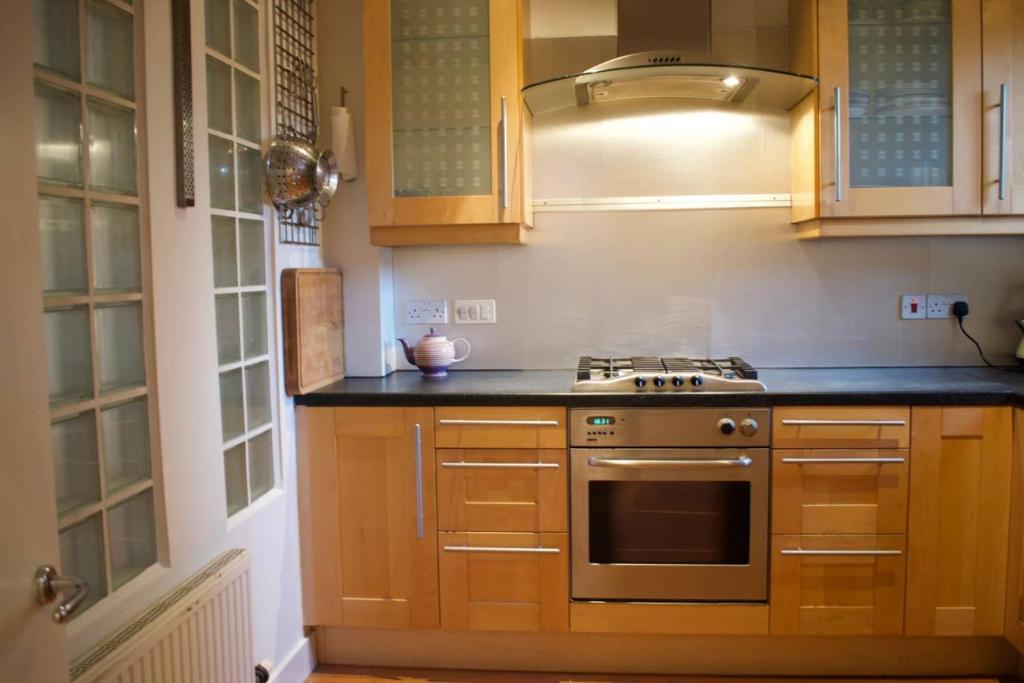 Unique Home In Vibrant Leith - image 4