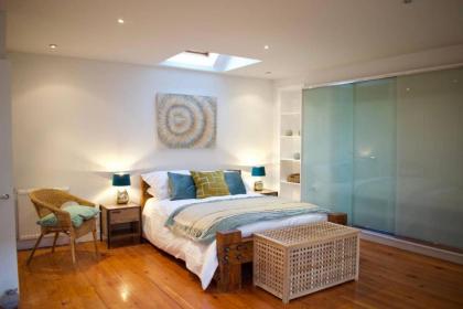 Unique Home In Vibrant Leith - image 5
