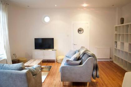 Unique Home In Vibrant Leith - image 7