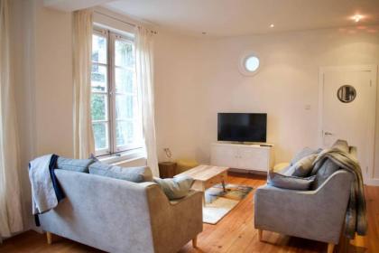 Unique Home In Vibrant Leith - image 9