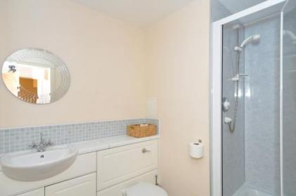 201 Quiet 2 bedroom property with secure private parking - image 1