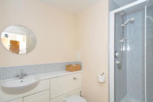 201 Quiet 2 bedroom property with secure private parking - main image