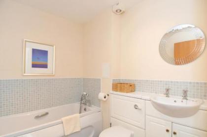 201 Quiet 2 bedroom property with secure private parking - image 10