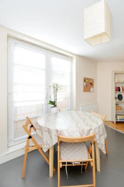 201 Quiet 2 bedroom property with secure private parking - image 11