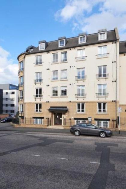 201 Quiet 2 bedroom property with secure private parking - image 2