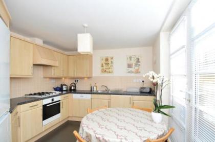 201 Quiet 2 bedroom property with secure private parking - image 3