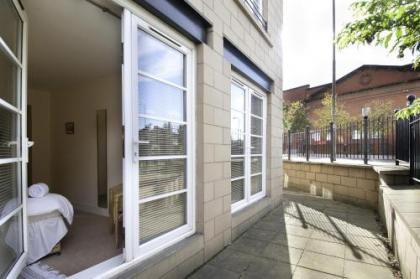 201 Quiet 2 bedroom property with secure private parking - image 4