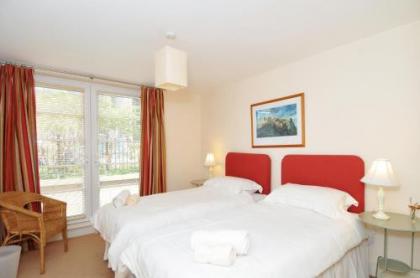 201 Quiet 2 bedroom property with secure private parking - image 5