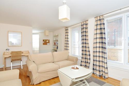201 Quiet 2 bedroom property with secure private parking - image 6