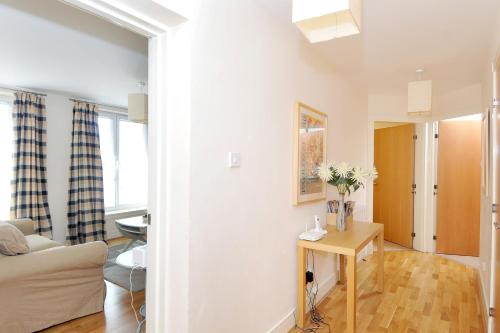 201 Quiet 2 bedroom property with secure private parking - image 7