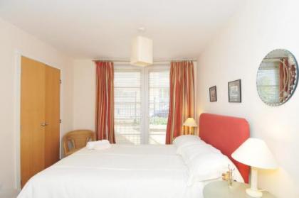 201 Quiet 2 bedroom property with secure private parking - image 8