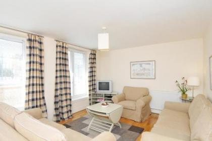 201 Quiet 2 bedroom property with secure private parking - image 9