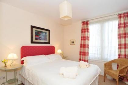 202 quiet 2 bedroom property in residential area with secure private parking - image 1