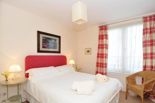 202 quiet 2 bedroom property in residential area with secure private parking - main image