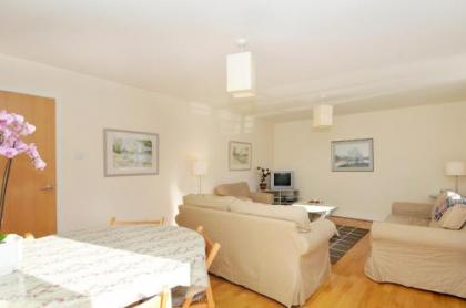 202 quiet 2 bedroom property in residential area with secure private parking - image 2