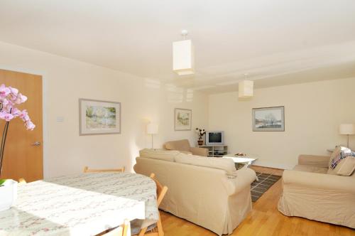 202 quiet 2 bedroom property in residential area with secure private parking - image 2