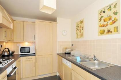 202 quiet 2 bedroom property in residential area with secure private parking - image 3