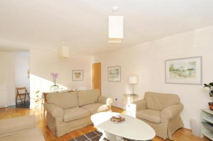202 quiet 2 bedroom property in residential area with secure private parking - image 5
