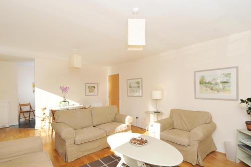 202 quiet 2 bedroom property in residential area with secure private parking - image 5
