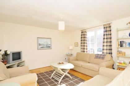202 quiet 2 bedroom property in residential area with secure private parking - image 6