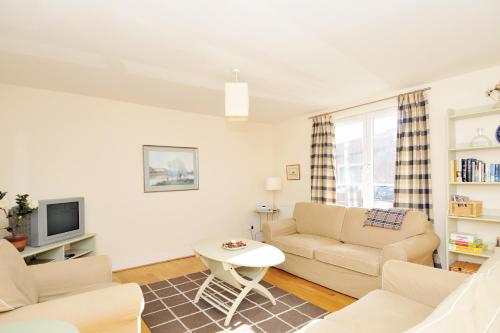 202 quiet 2 bedroom property in residential area with secure private parking - image 6